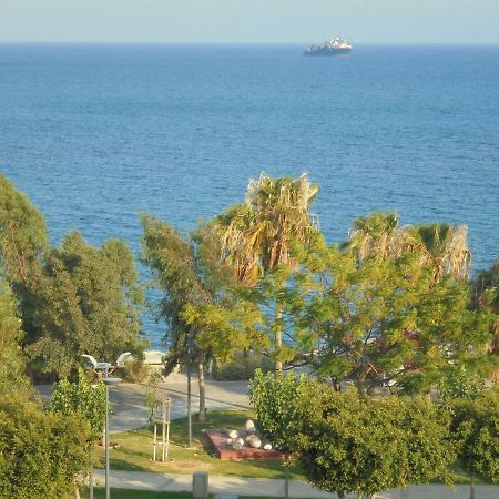 Kermia Court - Beach-Front, Modern 2 Bedroom -Sleeps 6 Лимасол Экстерьер фото