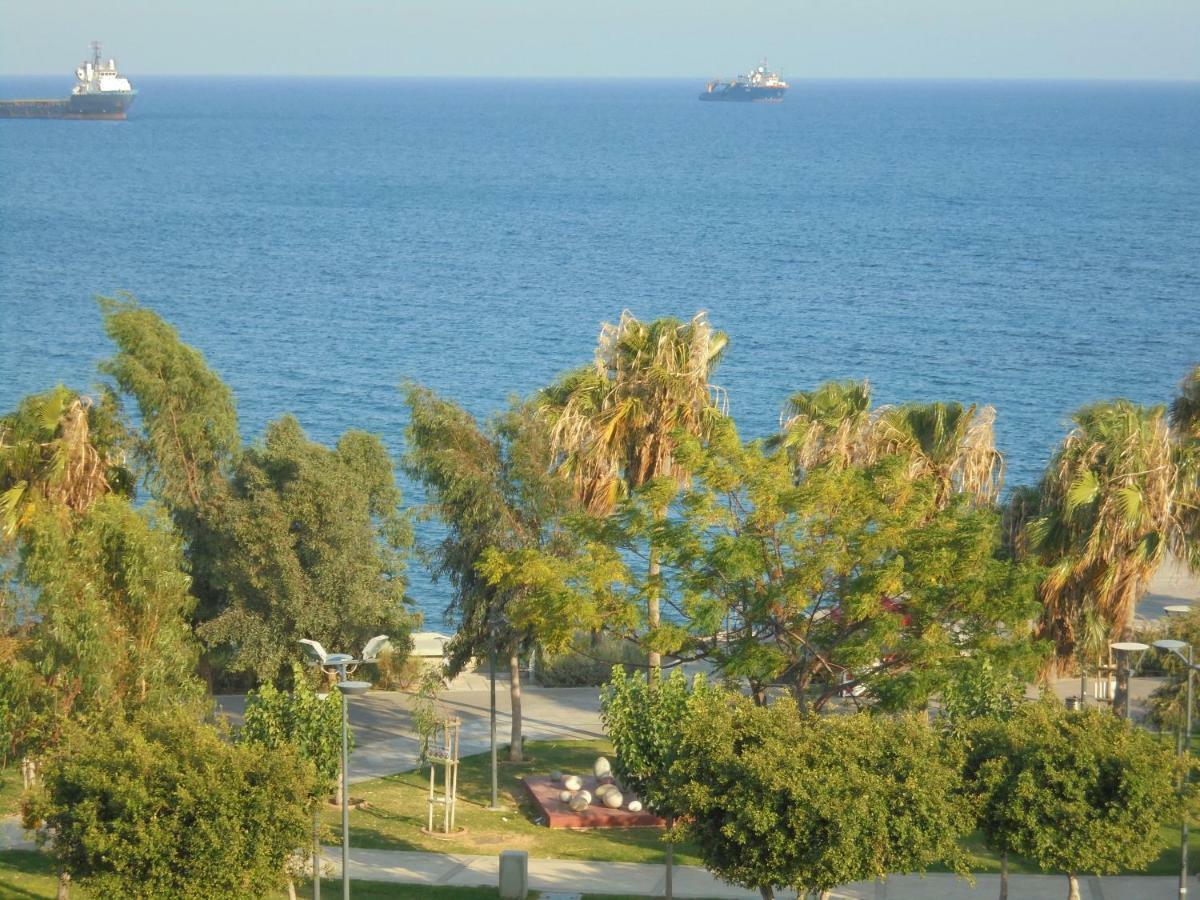 Kermia Court - Beach-Front, Modern 2 Bedroom -Sleeps 6 Лимасол Экстерьер фото