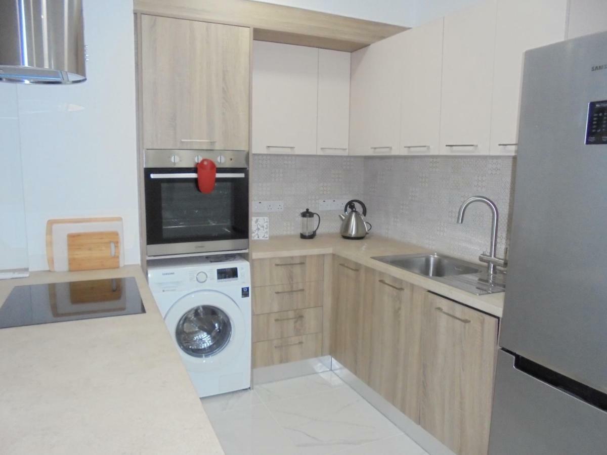 Kermia Court - Beach-Front, Modern 2 Bedroom -Sleeps 6 Лимасол Экстерьер фото
