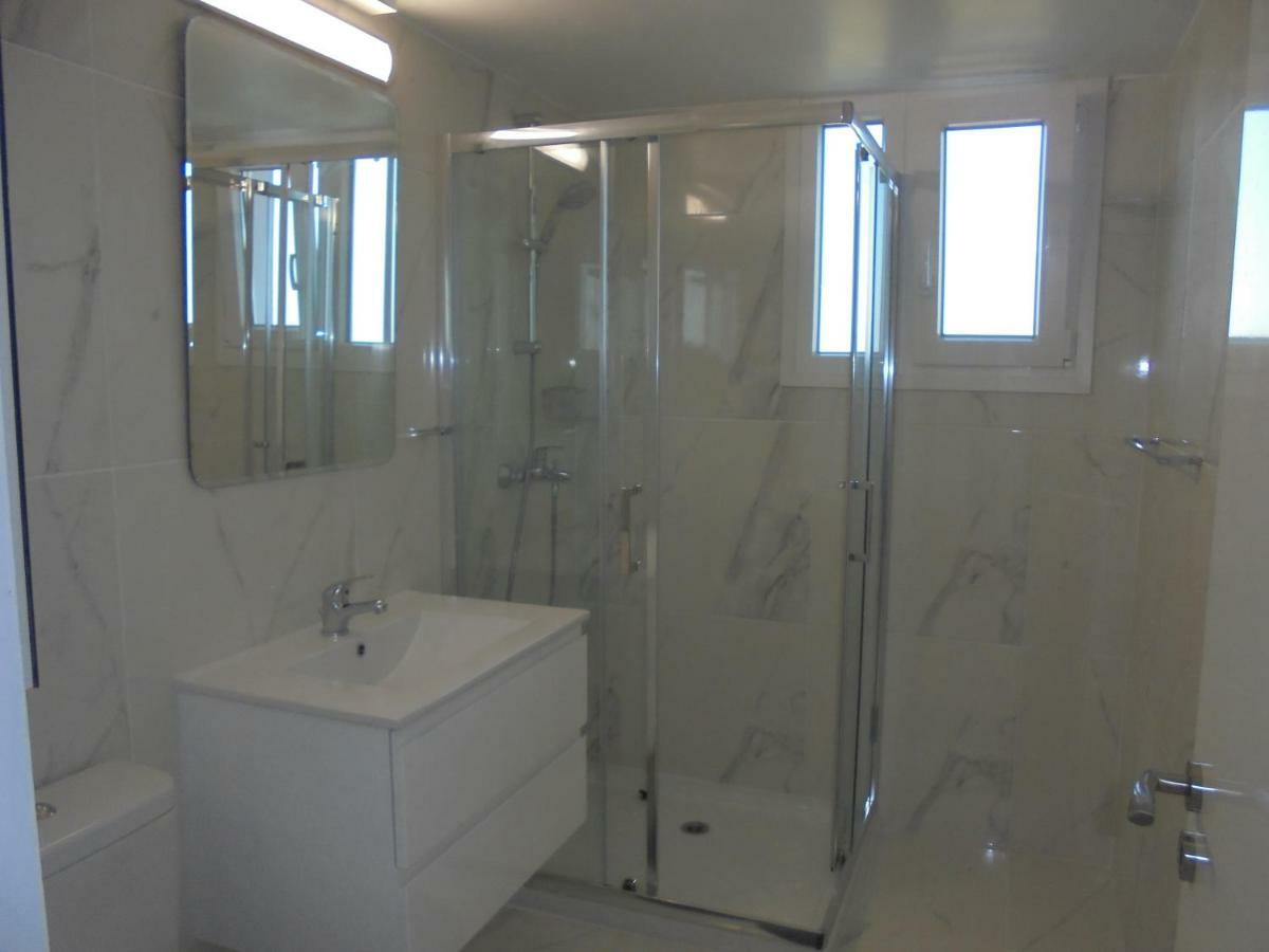 Kermia Court - Beach-Front, Modern 2 Bedroom -Sleeps 6 Лимасол Экстерьер фото