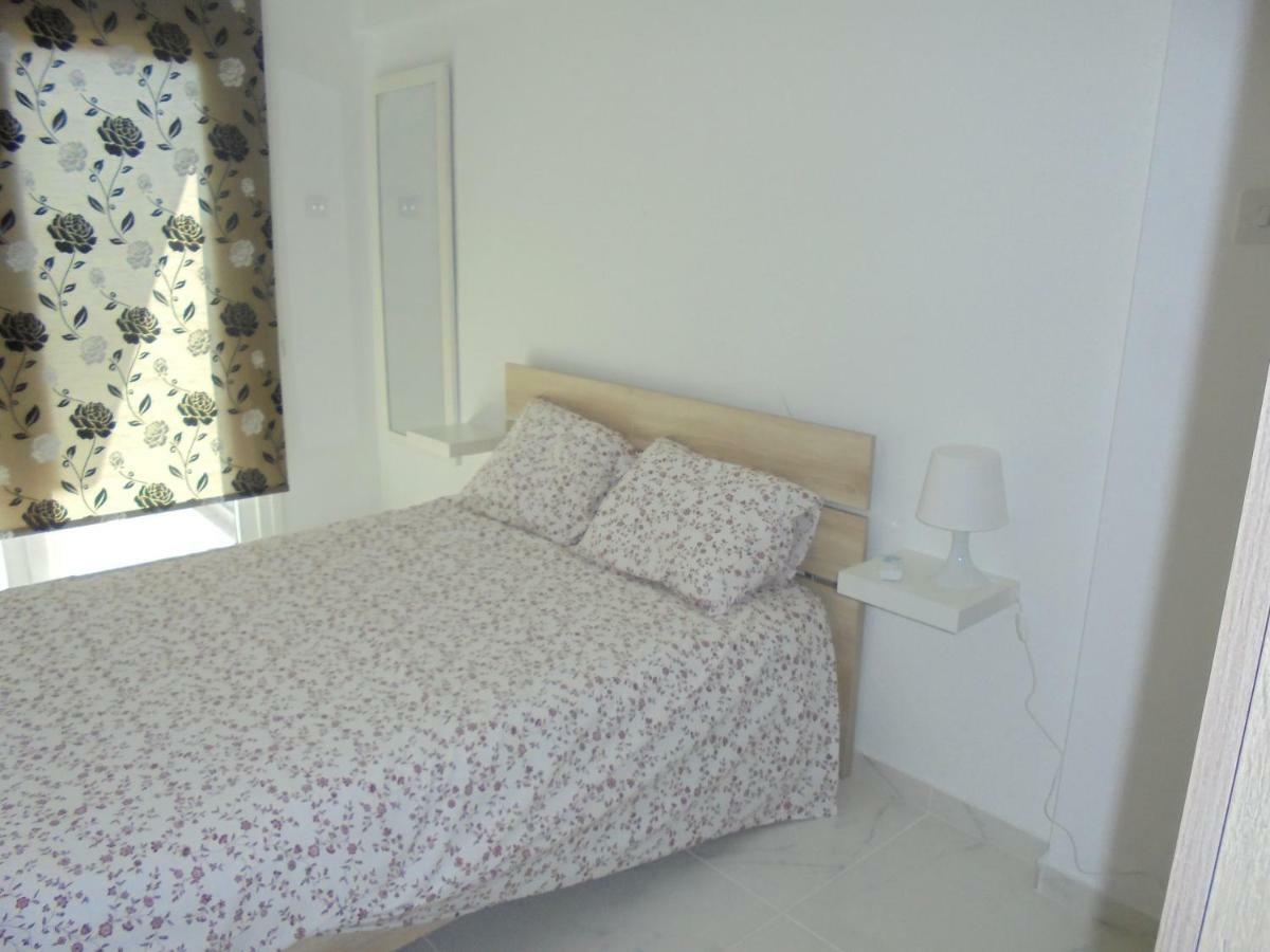 Kermia Court - Beach-Front, Modern 2 Bedroom -Sleeps 6 Лимасол Экстерьер фото