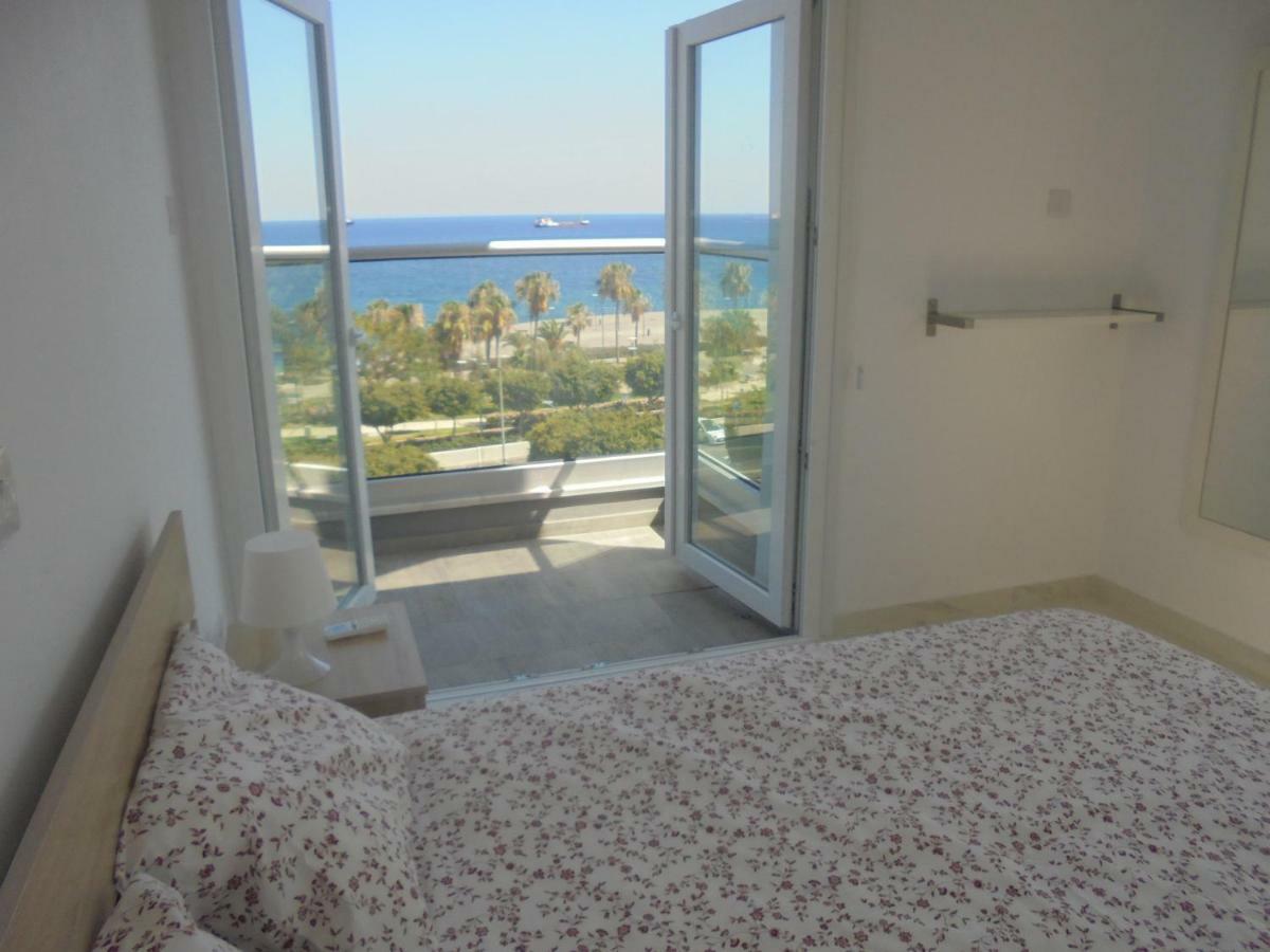 Kermia Court - Beach-Front, Modern 2 Bedroom -Sleeps 6 Лимасол Экстерьер фото