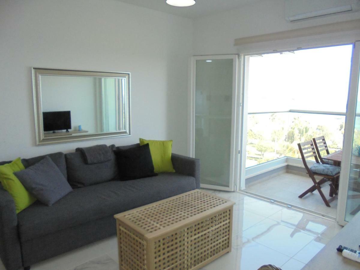 Kermia Court - Beach-Front, Modern 2 Bedroom -Sleeps 6 Лимасол Экстерьер фото