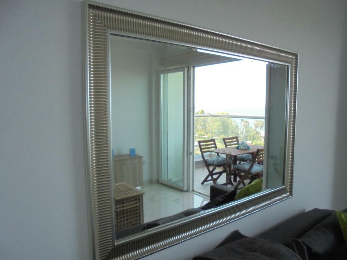 Kermia Court - Beach-Front, Modern 2 Bedroom -Sleeps 6 Лимасол Экстерьер фото