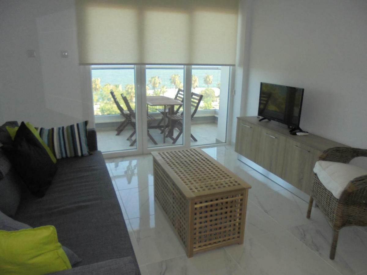 Kermia Court - Beach-Front, Modern 2 Bedroom -Sleeps 6 Лимасол Экстерьер фото