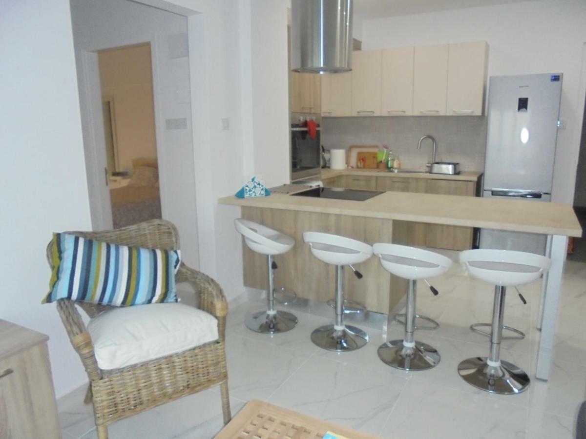 Kermia Court - Beach-Front, Modern 2 Bedroom -Sleeps 6 Лимасол Экстерьер фото