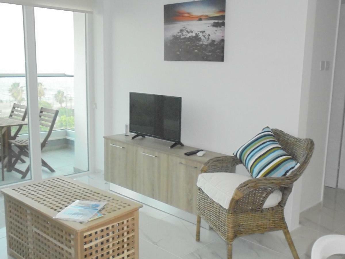 Kermia Court - Beach-Front, Modern 2 Bedroom -Sleeps 6 Лимасол Экстерьер фото
